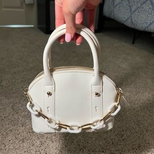 White and gold purse with chain
